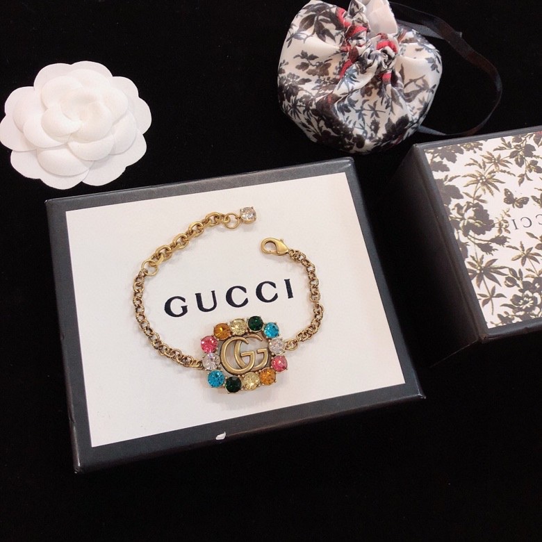 G*u*i bracelets